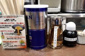 A how-to guide on eating tsukemen. The two jars literally say 'magic vinegar' and 'secret sauce'