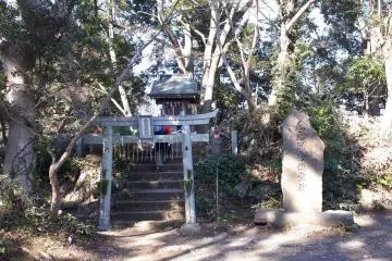 A small shrine a short way up the mountain