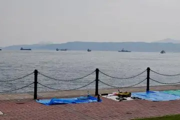People start placing their blankets in the closest place to the display area early in the afternoon.