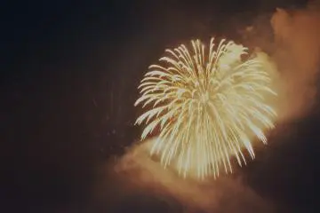 Unlike the display in Hiroshima, Kure's Fireworks Festival does not use background music.