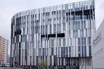 The exterior of the museum is extremely eye-catching (Photo: <a href="https://upload.wikimedia.org/wikipedia/commons/e/e9/TOYAMA%E3%82%AD%E3%83%A9%E3%83%AA.jpg" target="_blank" rel="noreferrer noopener nofollow">Wikimedia Commons</a>)