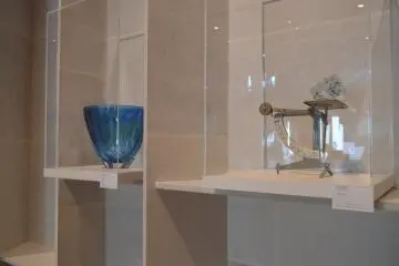Just a couple of the pieces on display (Photo: <a href="https://upload.wikimedia.org/wikipedia/commons/d/d3/TOYAMA_KIRARI_Toyama_Glass_Art_Museum_ac_%283%29.jpg" target="_blank" rel="noreferrer noopener nofollow">Wikimedia Commons</a>)