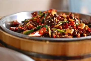 The perfect opportunity to spice up your life (Photo: <a href="https://commons.wikimedia.org/wiki/File:Discovering_Sichuan_cuisine.jpg" target="_blank" rel="noreferrer noopener nofollow">KittyKaht</a> / <a href="https://creativecommons.org/licenses/by-sa/2.0/" target="_blank" rel="noreferrer noopener nofollow">CC BY-SA 2.0</a>)