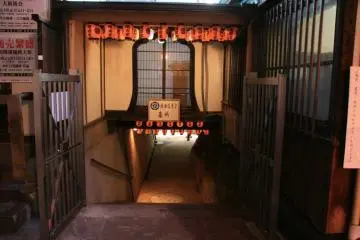 A small corridor below the temple takes you to Oda Nobuhide's grave.