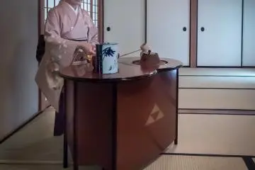  The second part of this ceremony is ‘Usui-cha’; a weaker green tea in which everyone is given an individual bowel
