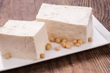 This staple food is known as one of Oyama's specialties (Photo: <a href="https://simple.wikipedia.org/wiki/File:Tofu_4.jpg" target="_blank" rel="noreferrer noopener nofollow">Fireworks</a> / <a href="https://creativecommons.org/publicdomain/zero/1.0/" target="_blank" rel="noreferrer noopener nofollow">CC0 1.0</a>)