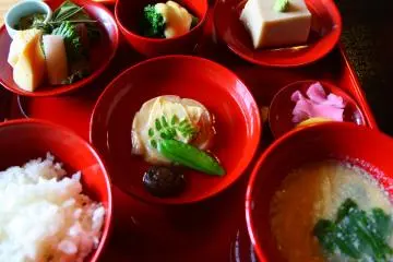 It's also a component in many kaiseki meals (Photo: <a href="https://www.flickr.com/photos/65097875@N07/7087642247" target="_blank" rel="noreferrer noopener nofollow">cylonfingers</a> / <a href="https://creativecommons.org/licenses/by-sa/2.0/" target="_blank" rel="noreferrer noopener nofollow">CC BY-SA 2.0</a>)