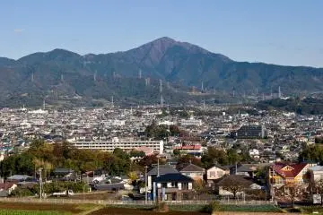Mt. Oyama from a distance (Photo: <a href="https://upload.wikimedia.org/wikipedia/commons/1/19/Mt.Oyama_from_Shibusawa_Hill_Range_01.jpg" target="_blank" rel="noreferrer noopener nofollow">Creative Commons</a> / <a href="https://creativecommons.org/licenses/by/3.0/" target="_blank" rel="noreferrer noopener nofollow">CC BY 3.0</a>)