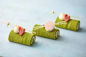 Limited edition sakura themed sweets, a collaboration between Mandarin Oriental Tokyo Hotel and Hakuza Nihonbashi.