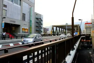 Ascending the Maizuro Bridge towards the other side where the Kofu City History Park Yamanote-Gomon lies. Beside the bridge stood the Yamako Shopping Center. (Photo: Tyra 'nell E. Pille)
