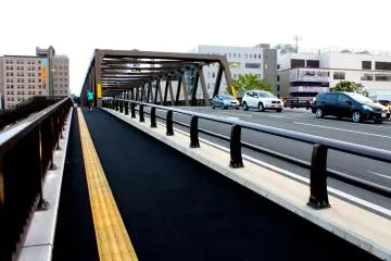 Ascending the Maizuro Bridge towards the other side where the Maizuro Castle Park lies. (Photo: Tyra 'nell E. Pille)