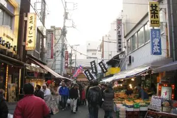 Tsukiji Outer market (Photo: <a href="https://commons.wikimedia.org/wiki/File:Tsukiji_Outer_Market_-09.jpg" target="_blank" rel="noreferrer noopener nofollow">Aimaimyi</a> / <a href="https://creativecommons.org/licenses/by-sa/3.0/deed.en" target="_blank" rel="noreferrer noopener nofollow">CC BY-SA 3.0</a>)