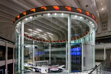 Tokyo Stock Exchange (Photo: <a href="https://commons.wikimedia.org/wiki/File:The_Tokyo_Stock_Exchange_-_main_room_2.jpg" target="_blank" rel="noreferrer noopener nofollow">Kakidai</a> / <a href="https://creativecommons.org/licenses/by-sa/4.0/deed.en" target="_blank" rel="noreferrer noopener nofollow">CC BY-SA 4.0</a>)