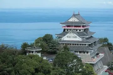 The castle is stunning any time of the year! (Photo: <a href="https://upload.wikimedia.org/wikipedia/commons/5/56/Atami_Castle_20120915.jpg" target="_blank" rel="noreferrer noopener nofollow">Wikimedia Commons</a>)