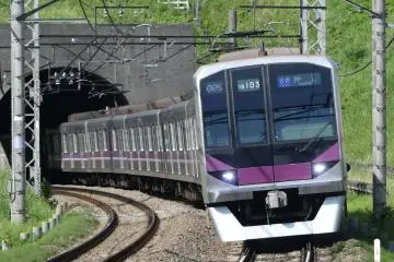 Hanzomon Line train