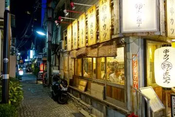 Kagurazaka (Photo: <a href="https://commons.wikimedia.org/wiki/File:Evening_view_-_Kagurazaka,_Tokyo_-_DSC04489.jpg" target="_blank" rel="noreferrer noopener nofollow">Daderot</a> / <a href="https://creativecommons.org/publicdomain/zero/1.0/" target="_blank" rel="noreferrer noopener nofollow">CC0 1.0</a>)