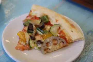 Pizza with renkon topping