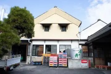 Outside the Tsukinoi Shuzoten factory