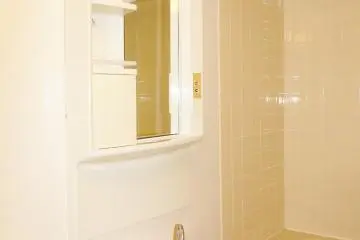 <p>El ba&ntilde;o, un espacio c&oacute;modo con estantes para guardar tus art&iacute;culos</p>