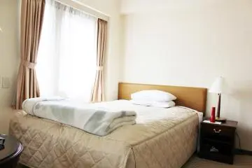 <p>Ejemplo de una cama en un gran cuarto estudio</p>
