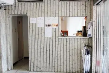 <p>El mostrador principal donde ser&aacute;s bienvenido por los recepcionistas y te alistar&aacute;n a tu cuarto</p>