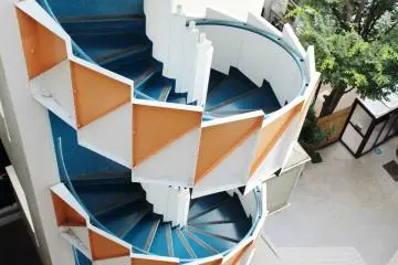 <p>El Azabu Court sube hasta el 8&ordm; piso, pero no te preocupes, la mayor&iacute;a de la gente usa el elevador</p>