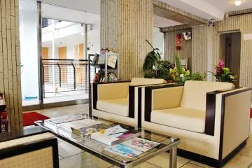 <p>El lobby cerca de la entrada: un agradable espacio donde puedes relajarte.</p>
