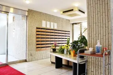 <p>El buz&oacute;n est&aacute; cerca del lobby de la estancia a largo plazo</p>