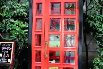 <p>Hay varias casetas telef&oacute;nicas lindas cerca del hotel</p>