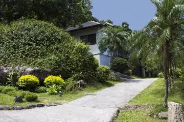 Lavish grounds
