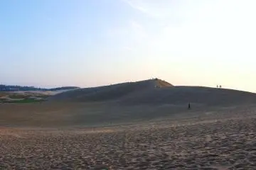 <p>La plupart des visiteurs aiment se promener au sommet des plus grandes dunes, c&rsquo;est pourquoi on y croise toujours beaucoup de monde</p>
