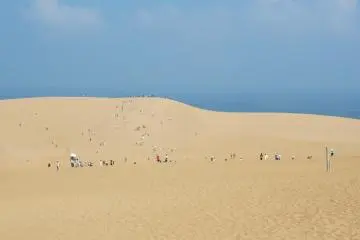 <p>Cette photo a &eacute;t&eacute; prise depuis la zone de randonn&eacute;e &agrave; dos de chameau, et montre des touristes effectuant un p&egrave;lerinage jusqu&rsquo;au sommet de la dune de sable. Comme vous pouvez le voir, cela constitue une courte promenade</p>