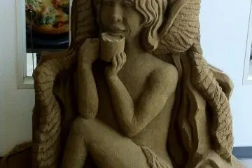 <p>Des sculptures de sable peuvent &ecirc;tre trouv&eacute;es non seulement au mus&eacute;e du sable, mais dans de nombreux endroits de la ville, tels que dans les caf&eacute;s, les magasins, et m&ecirc;me le centre commercial!</p>