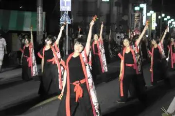 <p>งานเทศกาลดำเนินต่อไปหลังจากที่พระอาทิตย์ตกแล้ว</p>