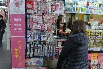 Hello Kitty Shinkansen: train-platform souvenir stand