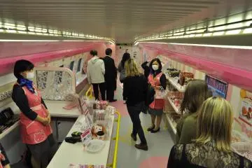 Hello Kitty Shinkansen: gift shop