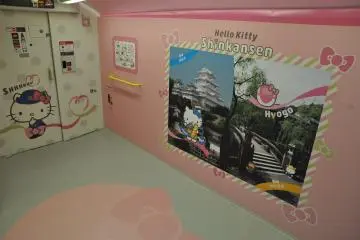 Hello Kitty Shinkansen: photo opportunities inside