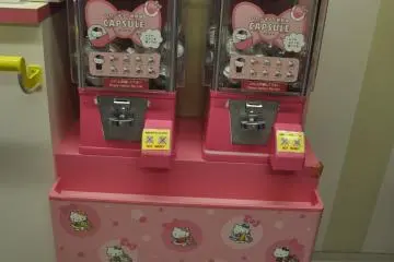 Hello Kitty Shinkansen: capsule toy machine