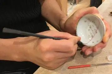 Preparing the dish for the lacquer