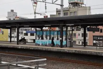 Yufuin station: free foot bath on a platform
