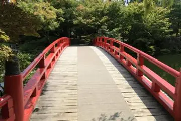 Jembatan di Taman Yushi