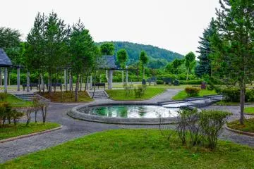 물 주변 앉을 곳을 마련해놓은 공원