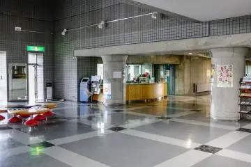 자판기에서 표를 구매하신 후 프런트 데스트에서 내셔서 입장하시면 된다. 체육관 로비에는 화장실 및 음료 자동판매기가 비치되어 있다.