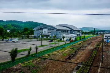 쿠찬 역 철도 육교에서 본 쿠찬 체육관