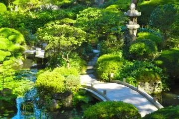 Several tiny bridges dot the gardens.