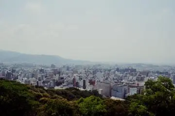 Le sommet de la colline offre une vue magnifique sur Matsuyama