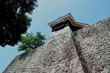 Les ennemis qui essayaient d'escalader ces murs se faisaient lancer des roches par les trous dans le plancher du château