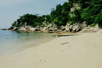 Further on, there's yet a smaller beach, a bit dirtier than its bigger siblings. (Photo: Virginia González)