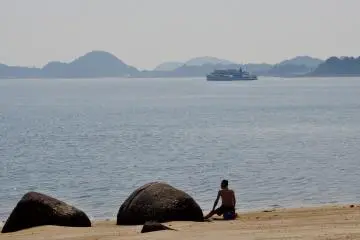 เหมือนมีเพีนงชาวบ้านเท่านั้นที่รู้เรื่องชายฝั่ง ปกติแล้วที่นี่เงียบสงบเสมอ