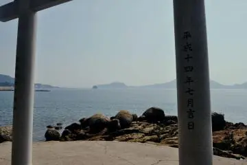 ชายฝั่งนี้ไม่ไกลจากท่าเรือมัตสึยาม่า แค่ตามแนวชายฝั่งมา